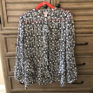 Chico’s black and white top . Size one (8-10)